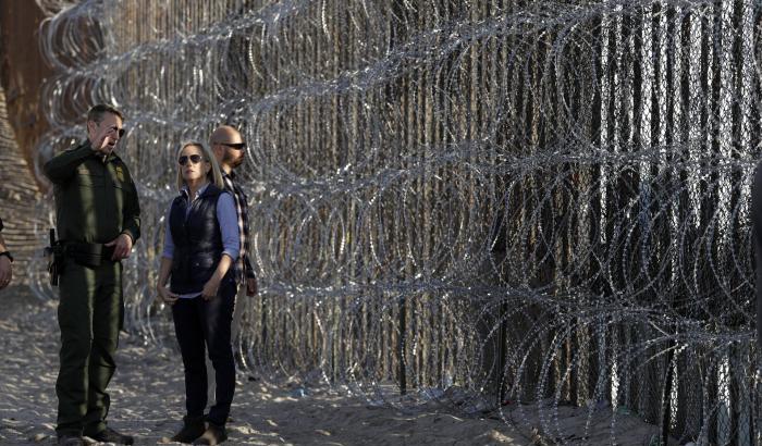 Kirstjen Nielsen, già segretaria alla Sicurezza interna a San Diego al muro con il Messico