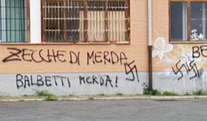 Minacce fasciste e svastiche naziste