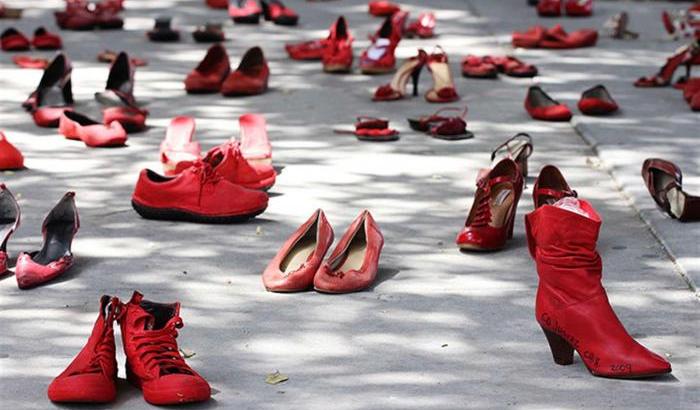 00050FC0-scarpe-rosse-simbolo-della-donne-che-subiscono-violenza Scarpe rosse simbolo della donne che subiscono violenza