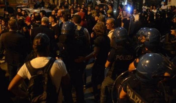 000512C7-il-corteo-aggredito Il corteo aggredito