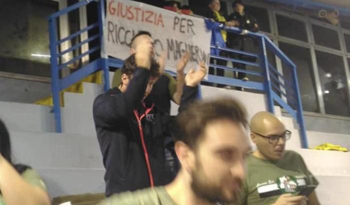 Contestare Salvini non è reato: la polizia zelante sequestra lo striscione al Palasport