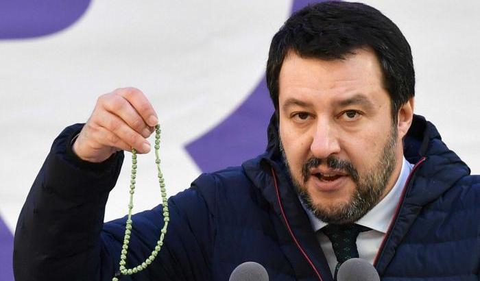 Salvini mostra il rosario