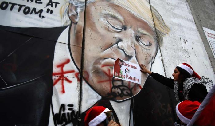 0005152F-ragazze-palestinesi-davanti-al-murale-di-trump Ragazze palestinesi davanti al murale di Trump