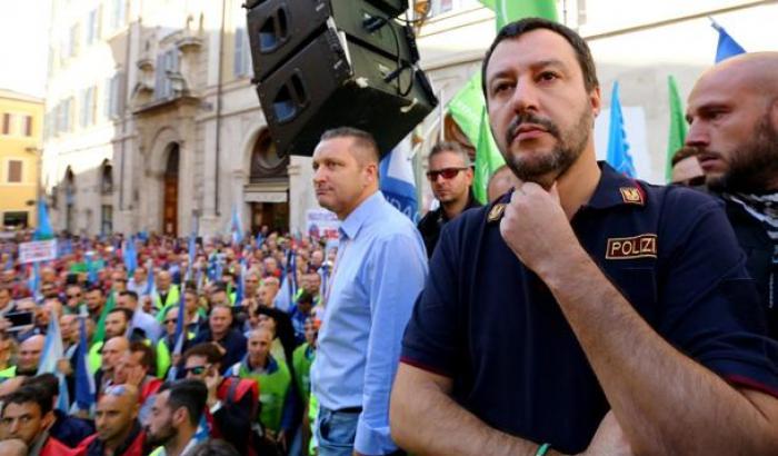 Ma Salvini commette un reato indossando le divise della polizia?