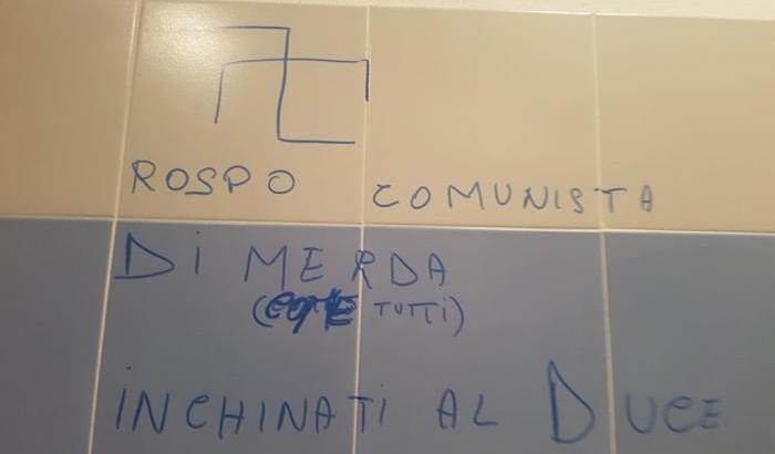 Svastica e scritte fasciste