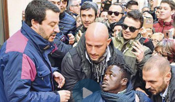 Caravaggio 2019: Salvini e l'ambulante nero portato via di peso