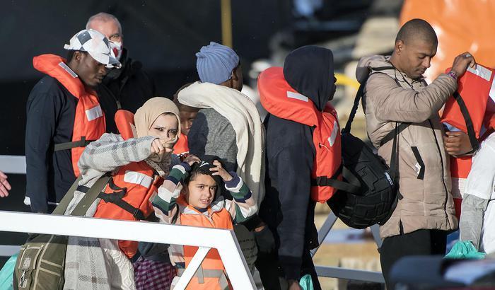 Una famiglia sbarcata dopo 19 giorni in mare