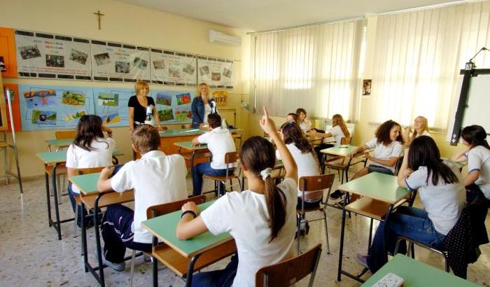 La scuola che vogliamo: il bimbo è sordo e i compagni imparano la lingua dei segni