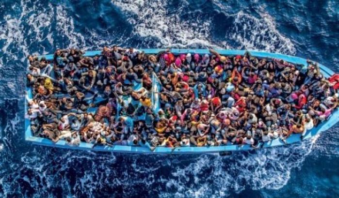 00051B62-un-barcone-carico-di-migranti Un barcone carico di migranti