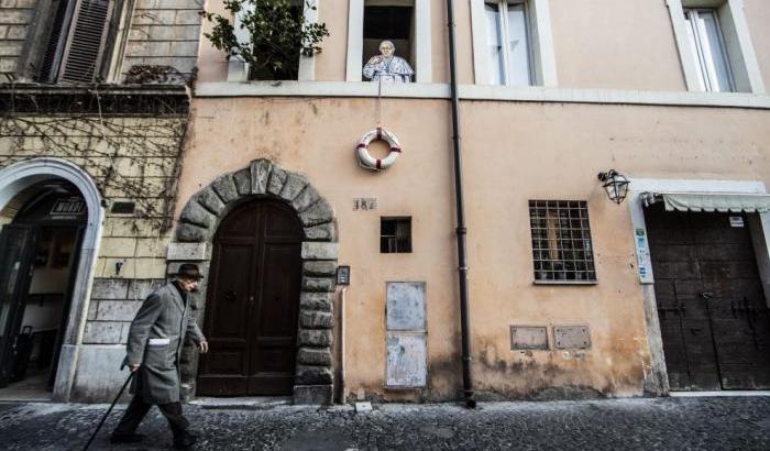 Papa Francesco (anti Salviniano) lancia un salvagente, street art in Vaticano