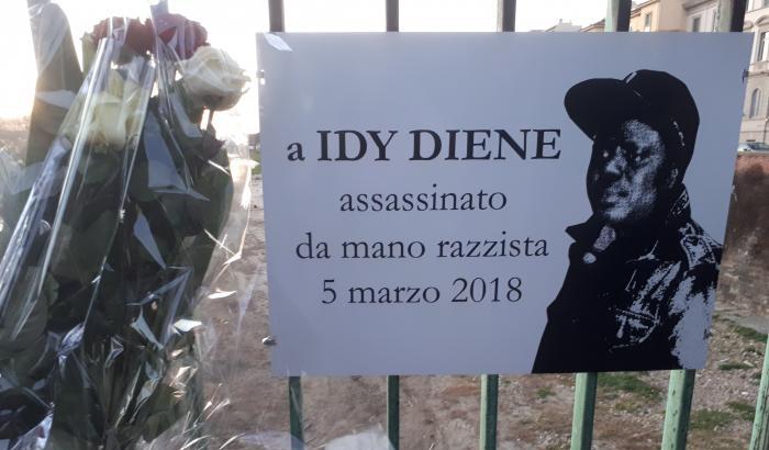 Il cartello con fiori in memoria di Idy Diene sul ponte Vespucci di Firenze