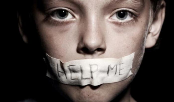 000520EB-madre-abusa-per-anni-dei-suoi-quattro-figli-disabili-insieme-al-compagno-e-a-un-amico-arrestati Madre abusa per anni dei suoi quattro figli disabili insieme al compagno e a un amico, arrestati