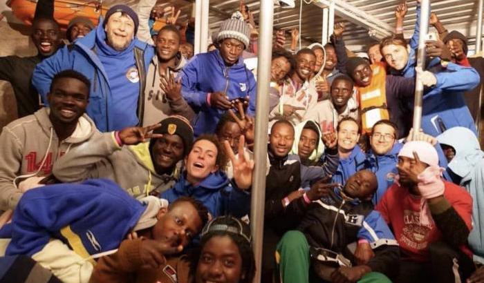 I migranti su Nave Jonio della Ong Mediterranea