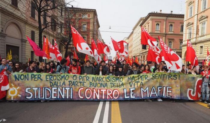000524C9-alla-manifestazione-antimafia-c-erano-quasi-tutte-le-classi-meno-quella-del-nipote-di-un-boss Alla manifestazione antimafia c'erano quasi tutte le classi, meno quella del nipote di un boss