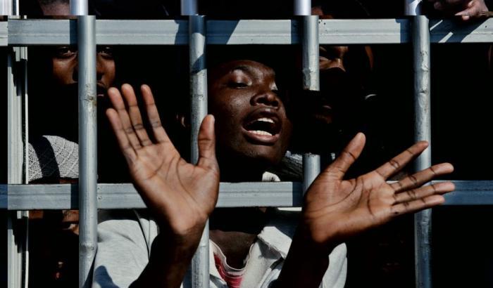 00052577-migranti-in-un-centro-di-detenzione-in-libia Migranti in un centro di detenzione in Libia