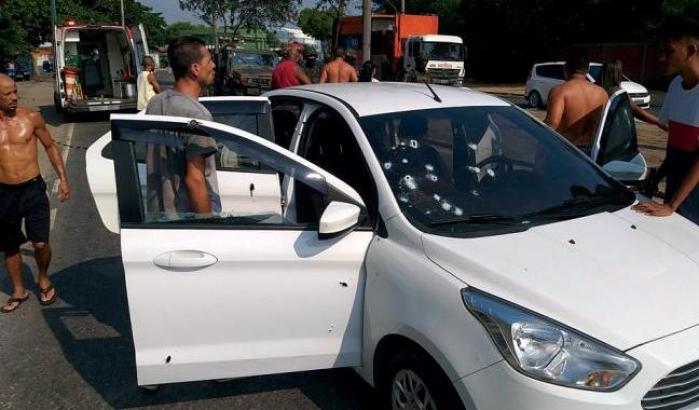 00052782-l-auto-crivellata-di-colpi-dai-militari-brasiliani L'auto crivellata di colpi dai militari brasiliani