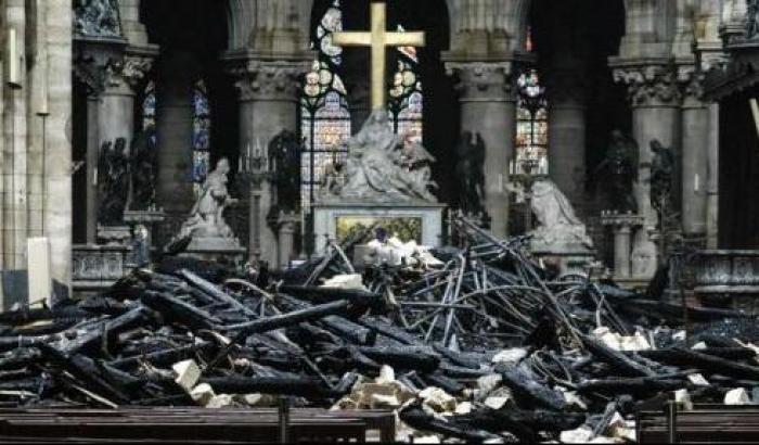 L'interno di Notre Dame dopo il rogo