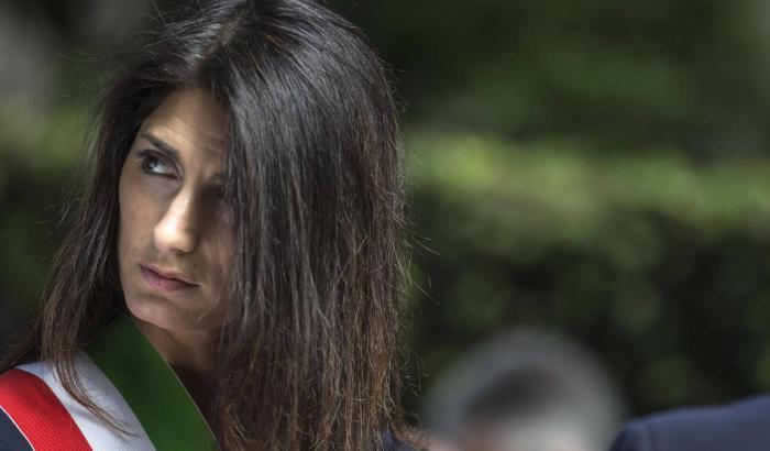 Pd e M5s uniti dopo gli insulti razzisti alla Raggi: "Solidarietà"