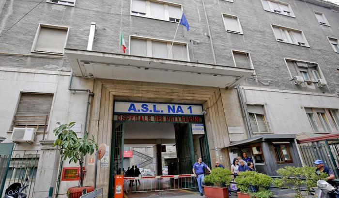 A Napoli sparano nel cortile dell'ospedale Pellegrini: un ragazzo ferito