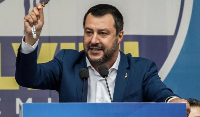 Salvini con il rosario