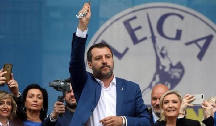 Salvini esibisce il rosario
