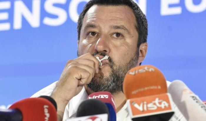 Salvini bacia il rosario