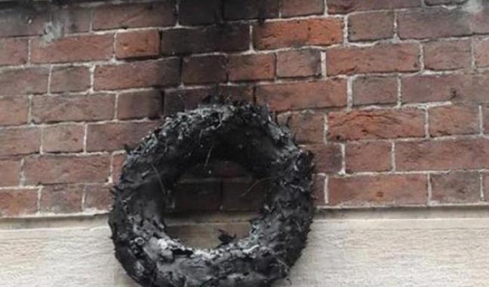 La corona e la lapide dell'Anpi danneggiata a Dergano