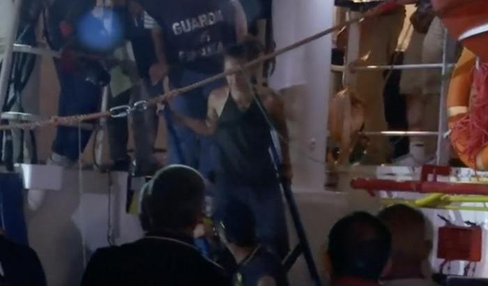 00053415-carola-rackete-mentre-viene-arrestata-a-lampedusa Carola Rackete mentre viene arrestata a Lampedusa