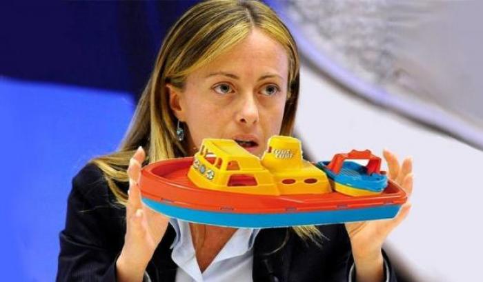 Meloni, il disco rotto sui migranti: "Blocco navale subito"