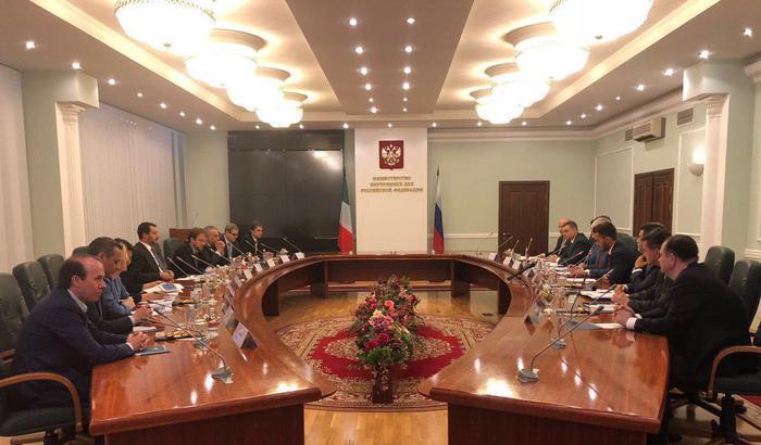 Savoini (primo a sinistra) , il ministro Matteo Salvini (al centro a sinistra) durante l'incontro con il ministro russo Vladimir Kolokoltsev