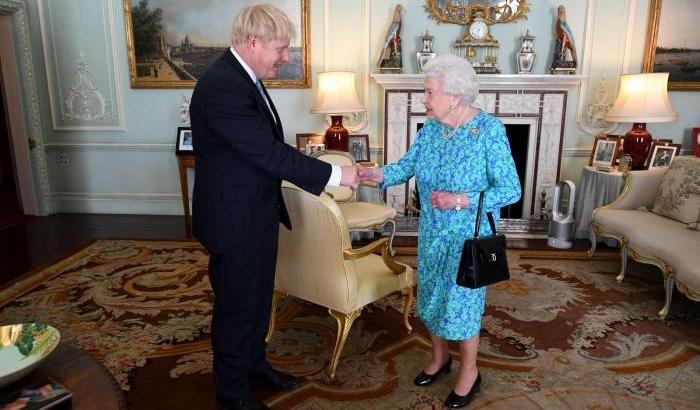 0005374F-boris-johnson-e-la-regina-elisabetta Boris Johnson e la Regina Elisabetta