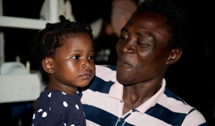 Malta fa sbarcare la Alan Kurdi, la gioia dei migranti