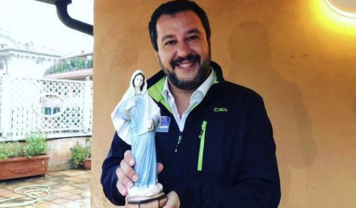 00053877-salvini-con-la-statuetta-della-madonna Salvini con la statuetta della Madonna