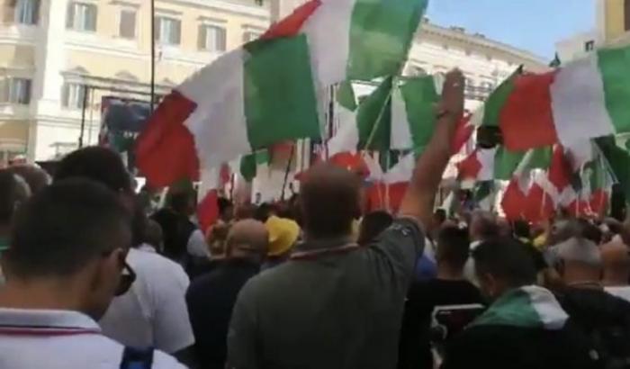 00053CF3-saluti-fascisti-alla-manifestazione-di-meloni-salvini-e-casapound Saluti fascisti alla manifestazione di Meloni, Salvini e CasaPound