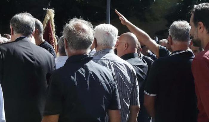 Saluti fascisti ai funerali di Delle Chiaie