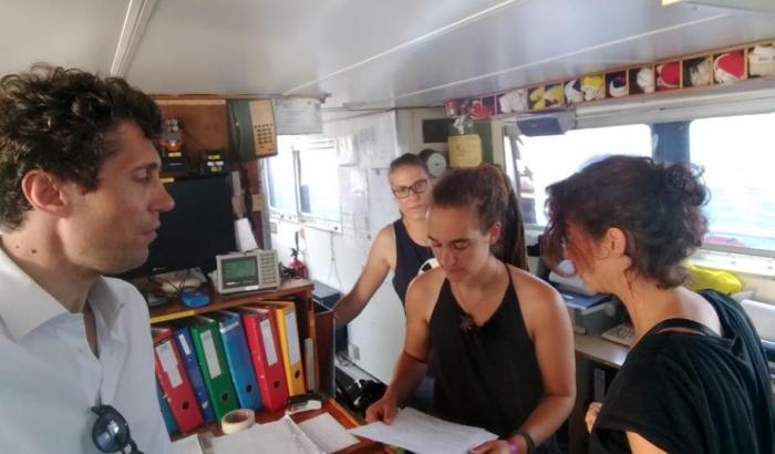 Riccardo Magi a bordo della Sea Watch con Carola Rackete