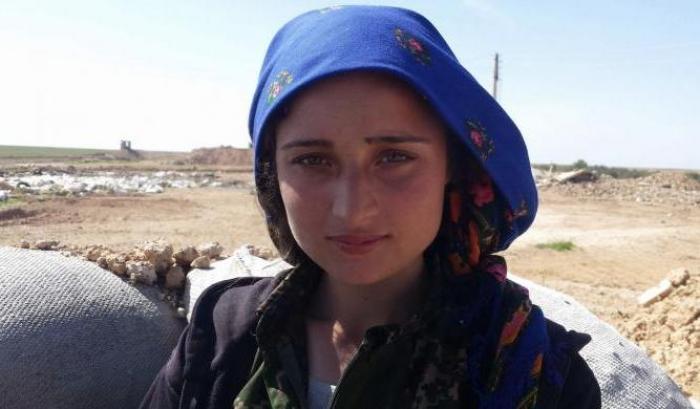 Una combattente curdo-siriana delle Ypj