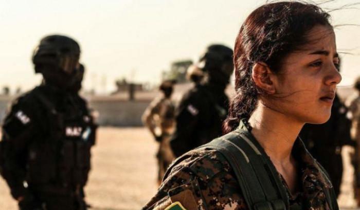 Una miliziana curda