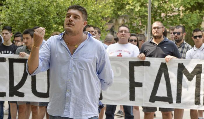 Gli ultras del Verona fanno i gradassi con Balotelli: "Ci scusiamo per non aver ritrovato il pallone"