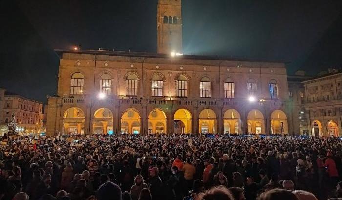 Le Sardine contro Salvini in Piazza a Bologna