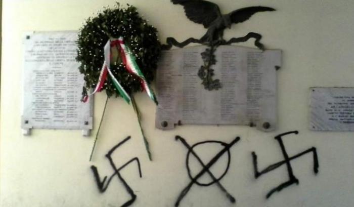 00054780-la-lapide-imbrattata-con-la-svaztica-nazista-a-genzano La lapide imbrattata con la svaztica nazista a Genzano