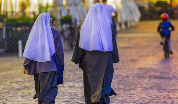 Suora respinta dalla casa di riposo: viola la legge sulla laicità perché porta il velo