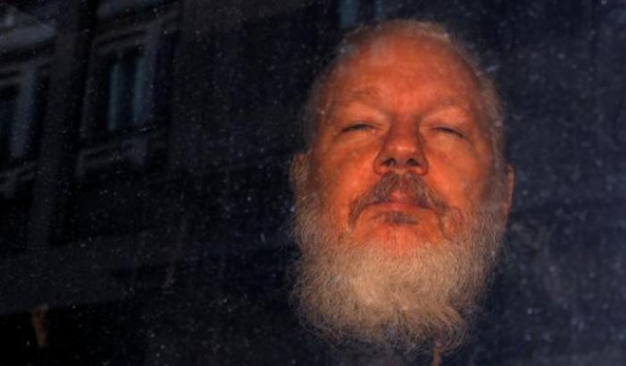 L'appello dei medici al governo inglese: "Assange rischia di morire"