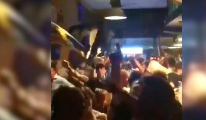 I cori razzisti dei tifosi del Verona nel pub: "Niente negri, niente negri"