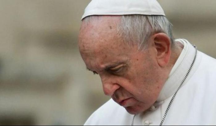 Francesco, croce pro-migranti e i fascio-cattolici impazziscono: "Sei un Papa islamico"