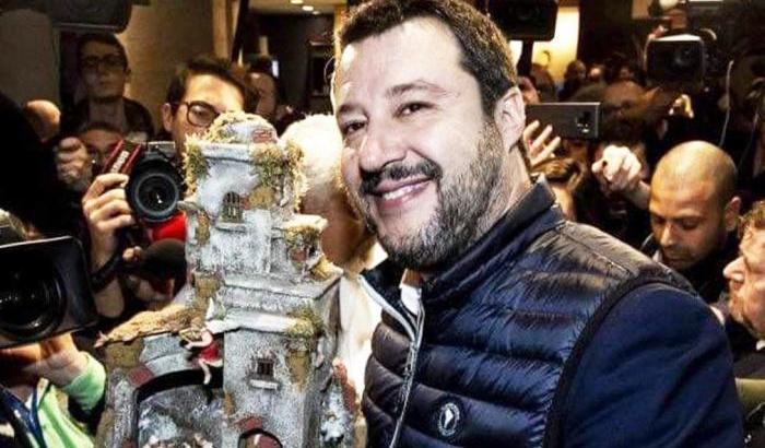 Salvini con il presepe