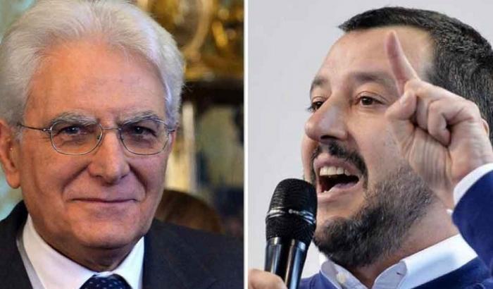 Dopo il Papa al comizio di Salvini dileggiano Mattarella: e il capo leghista sogghigna