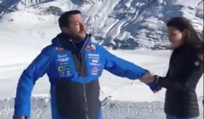 Il 'cristiano' Salvini fa la parodia del Papa, le critiche su Twitter: "Meschino e blasfemo"