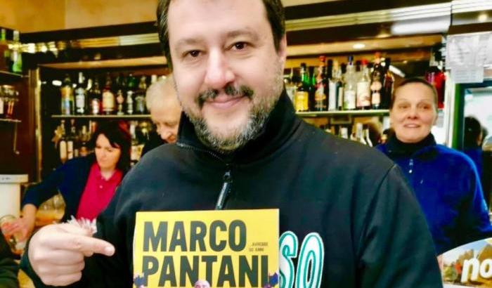 Salvini con un libro di Marco Pantani