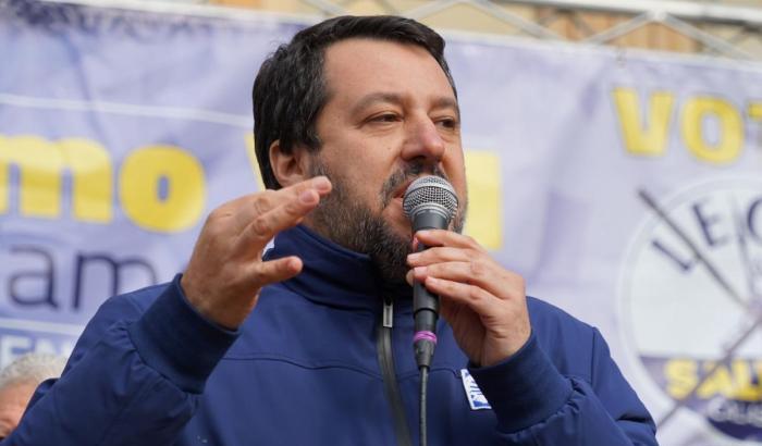 Il manettaro Salvini insiste: "Il ragazzo dice che è innocente? Io credo ai residenti, non a lui"